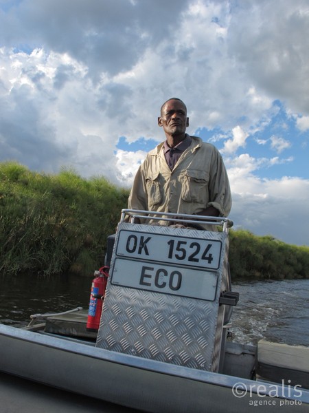 Voyage "L'aventure ! L'aventure...." - Notre "capitaine" et guide - Delta de l'Okavango