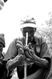 Allumer un feu - Dans un village "San" (Bushmen) - Namibie