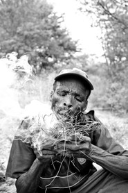 Allumer un feu - Dans un village "San" (Bushmen) - Namibie