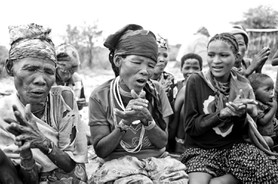 Chants traditionnels - Dans un village "San" (Bushmen) - Namibie