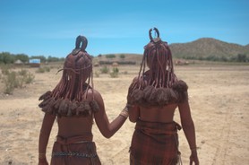 Tikenee et une amie - Village Ovahimba d'Ongongo - Namibie
