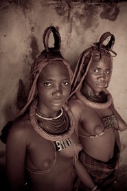 Tikenee et une amie - Village Ovahimba d'Ongongo - Namibie