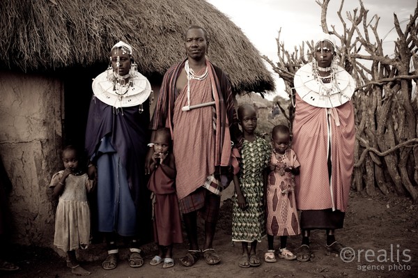 Chef Oyari Lemarga, ses 2 épouses et ses enfants -Engikaret - Village Massaï - Nord Tanzania - Voyage "L'aventure, l'aventure !"