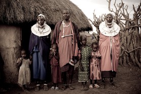 Chef Oyari Lemarga, ses 2 épouses et ses enfants -Engikaret - Village Massaï - Nord Tanzania