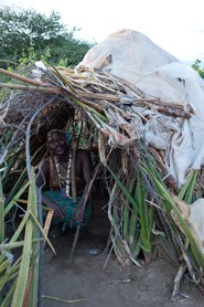 Shakwa dans une hutte traditionnelle - Tribu Bushmen Hadzabe  - Lac Eyasi - Tanzanie