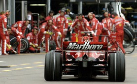 Retour aux stands de Felipe Massa (Ferrari) pendant les essais qualificatifs