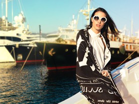 Photos studio sur le bateau Xsea42 à Monaco ( 2009 ) - Model: Ana Filipa. Habillement et accesoires haute couture: Monte-Carlo Forever.