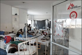 maternité jude anne, médecins sans frontières (hollande), port au prince, haïti - Localisée à l’intersection de deux des artères les plus fréquentées de Port au Prince, dans un bâtiment fatigué de 3 étages, la maternité de Médecins Sans Frontières ne paye pas de mine. Pourtant, avec plus de 1000 accouchements chaque mois, elle est probablement la plus importante des Caraïbes. Ouverte au printemps 2006, elle a déjà vu naître près de 15,000 nouveaux Haïtiens…

Le manque d’espace est criant mais l’ingéniosité des équipes de MSF, rompues à ce type d’exercice, permet d’optimiser chaque centimètre carré. Au rez-de-chaussée, les salles d’accouchement fonctionnent à plein régime. Certains jours, un nouveau-né vient au monde toutes les 20 minutes ! Un test HIV est systématiquement proposé aux patients et une psychologue est également présente pour venir en aide aux victimes de viol, véritable fléau dans les bidonvilles qui bordent la capitale où sévissent de nombreux groupes armés. 

Au premier étage, l’équipe chirurgicale composée de volontaires expatriés assistés de personnel local enchaîne les interventions, essentiellement des césariennes. Le reste de la maternité est consacrée à l’hospitalisation post-opératoire des patientes, réparties dans soixante lits. L’intimité est quasi nulle mais l’alignement des mères couvant tendrement leur nourrisson crée une atmosphère touchante de sérénité et de bonheur dans le cauchemar urbain qu’est aujourd’hui Port au Prince.

La chef de mission, Colette Gadenne, admet que MSF n’escomptait pas une telle affluence : « notre objectif initial était la prise en charge médicalisée des accouchements compliqués en référant vers notre maternité les femmes présentant des facteurs de risques mais il est extrêmement compliqué de refuser d’admettre les accouchements normaux, d’autant plus que les solutions alternatives ne sont pas nombreuses ». Néanmoins, depuis décembre dernier, MSF tente de collaborer avec une maternité publique en y transférant certains de ces cas. 

Avec plus de 500 décès pour 100,000 accouchements, Haïti a le taux de mortalité maternelle le plus élevé du continent. La raison principale réside dans la difficulté pour les femmes enceintes d’accéder à des soins adaptés en cas de complication. Si les cliniques privées sont nombreuses dans la capitale, leurs tarifs restent inabordables pour la grande majorité de la population frappée par l’extrême pauvreté. Quant aux structures sanitaires publiques, elles sont à l’image de l’Etat rongées par la corruption et encore incapables de faire face aux besoins. En Haïti, donner la vie est devenu dangereux. 

Yann Libessart
Chef de Mission MSF en Haïti de 2006 à 2007