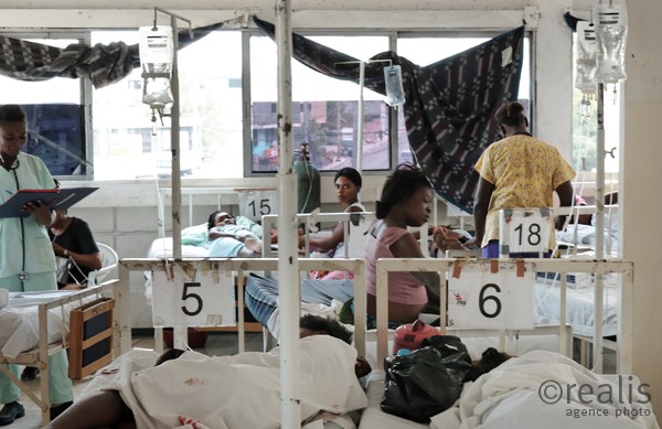 maternité jude anne, médecins sans frontières (hollande), port au prince, haïti - Localisée à l’intersection de deux des artères les plus fréquentées de Port au Prince, dans un bâtiment fatigué de 3 étages, la maternité de Médecins Sans Frontières ne paye pas de mine. Pourtant, avec plus de 1000 accouchements chaque mois, elle est probablement la plus importante des Caraïbes. Ouverte au printemps 2006, elle a déjà vu naître près de 15,000 nouveaux Haïtiens…

Le manque d’espace est criant mais l’ingéniosité des équipes de MSF, rompues à ce type d’exercice, permet d’optimiser chaque centimètre carré. Au rez-de-chaussée, les salles d’accouchement fonctionnent à plein régime. Certains jours, un nouveau-né vient au monde toutes les 20 minutes ! Un test HIV est systématiquement proposé aux patients et une psychologue est également présente pour venir en aide aux victimes de viol, véritable fléau dans les bidonvilles qui bordent la capitale où sévissent de nombreux groupes armés. 

Au premier étage, l’équipe chirurgicale composée de volontaires expatriés assistés de personnel local enchaîne les interventions, essentiellement des césariennes. Le reste de la maternité est consacrée à l’hospitalisation post-opératoire des patientes, réparties dans soixante lits. L’intimité est quasi nulle mais l’alignement des mères couvant tendrement leur nourrisson crée une atmosphère touchante de sérénité et de bonheur dans le cauchemar urbain qu’est aujourd’hui Port au Prince.

La chef de mission, Colette Gadenne, admet que MSF n’escomptait pas une telle affluence : « notre objectif initial était la prise en charge médicalisée des accouchements compliqués en référant vers notre maternité les femmes présentant des facteurs de risques mais il est extrêmement compliqué de refuser d’admettre les accouchements normaux, d’autant plus que les solutions alternatives ne sont pas nombreuses ». Néanmoins, depuis décembre dernier, MSF tente de collaborer avec une maternité publique en y transférant certains de ces cas. 

Avec plus de 500 décès pour 100,000 accouchements, Haïti a le taux de mortalité maternelle le plus élevé du continent. La raison principale réside dans la difficulté pour les femmes enceintes d’accéder à des soins adaptés en cas de complication. Si les cliniques privées sont nombreuses dans la capitale, leurs tarifs restent inabordables pour la grande majorité de la population frappée par l’extrême pauvreté. Quant aux structures sanitaires publiques, elles sont à l’image de l’Etat rongées par la corruption et encore incapables de faire face aux besoins. En Haïti, donner la vie est devenu dangereux. 

Yann Libessart
Chef de Mission MSF en Haïti de 2006 à 2007