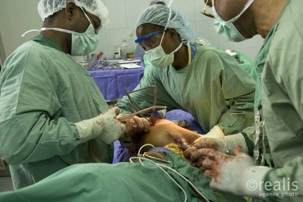 ostéosynthèse - hôpital de la trinité, médecins sans frontières, port au prince, haïti