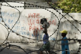 port au prince, haïti - Port au Prince. Vue sur la rue depuis le centre de réhabilitation M.S.F. de Pacot.