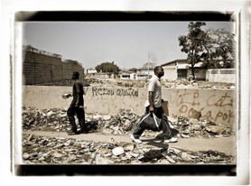 Scène de rue dans le quartier de Cité Soleil, Port au Prince.