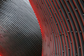 Bond - Zwei Säulen korrespondieren mit ihren roten Farben und Strukturen mustergültig miteinander