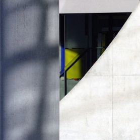Hiding-place - Hinter Wänden und einer Säule verstecken sich geometrische Formen in einem Fenster