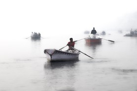India Follows Raabe 02 - Morgenstimmung am Ganges in Indien. Die Pilger kommen nach Varanasi, um die Toten zu verbrennen. Eine gespenstige Stimmung.