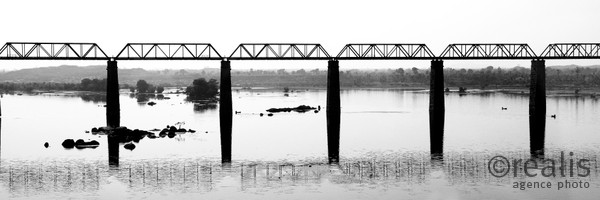 India Follows Raabe 12 - Das Schwarzweißbild zeigt die Strukturen einer Brücke über den Ganges in Indien mit kleinen Inseln im Fluss. Die Grafik der Brücke zeigt ihre Anatomie.