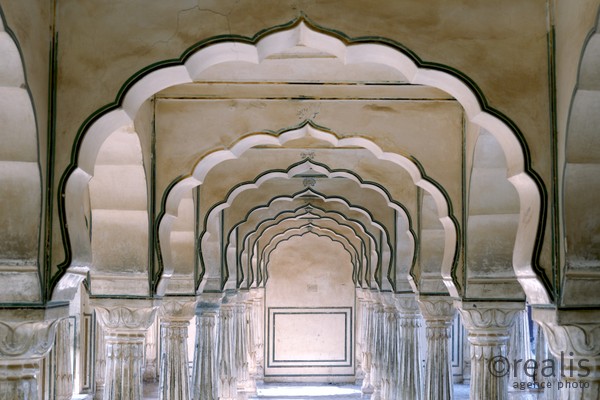 India Follows Raabe 13 - Ineinandergeschachtelte Steinbögen in einem indischen Palast wirken wie eine Rekursion und geben dem Bild eine Tiefe.