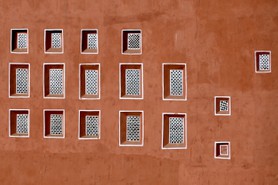 India Follows Raabe 13 - Die Fenster eines indischen Palastes bilden ein formenreiches abstraktes Gebilde