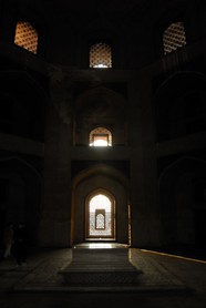 India Follows Raabe 19 - Symmetrische Anordnung der Fenster im Inneren einer Grabstätte eines Palastes in Dehli in Indien
