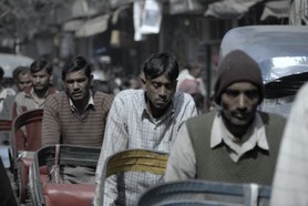 India Follows Raabe 26 - Müde Inder transportieren in ihren Rikschas Kunden durch die Straßen von Dehli