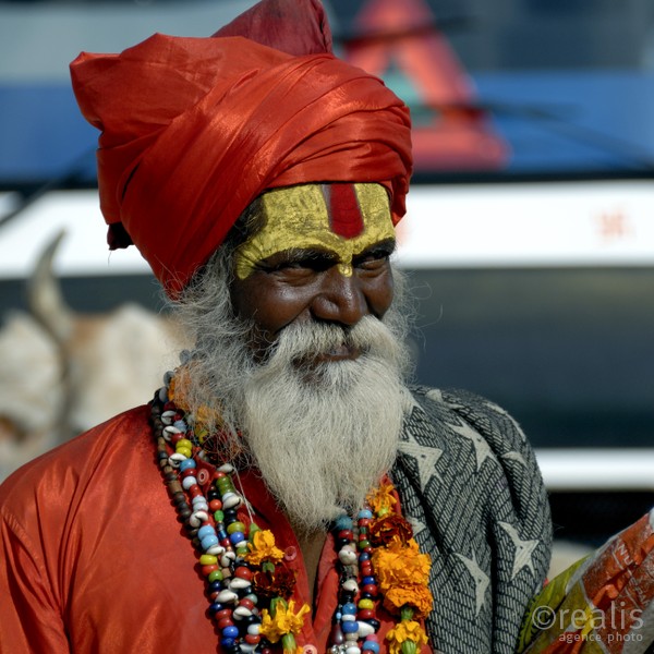 India Follows Raabe 30 - Portrait eines farbenfrohen Inders mit Bart und Turban