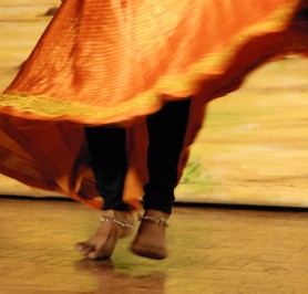India Follows Raabe 32 - Die Beine einer indischen Tänzerin: schwebend, dynamisch, klingend.