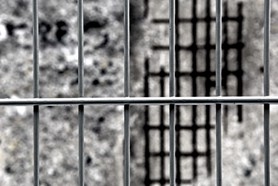 Pattern-World - An den Überresten der Berliner Mauer mit dem sichtbar gewordenen rostigen Stahlgitter wird durch ein neuwertiges Gitter ein weiteres Mal eine Mauer errichtet.