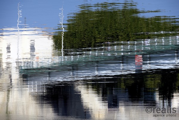 Impression Folllows Raabe 02 - Eine Brücke in Arles über der Rhone spiegelt sich im Fluss und verbreitet eine impressionistische Stimmung