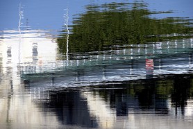 Impression Folllows Raabe 02 - Eine Brücke in Arles über der Rhone spiegelt sich im Fluss und verbreitet eine impressionistische Stimmung